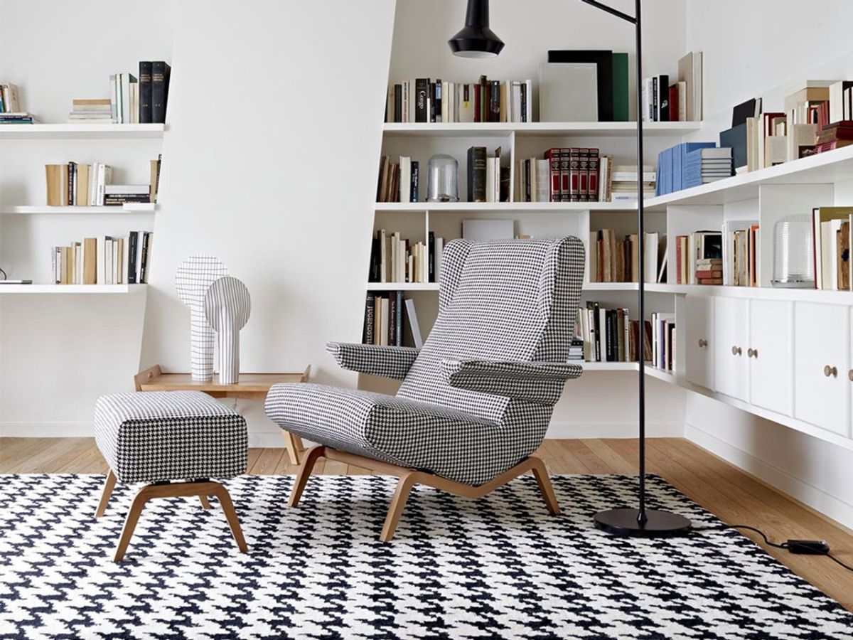 华丽的客厅设置椅子和地毯由卓别林家具