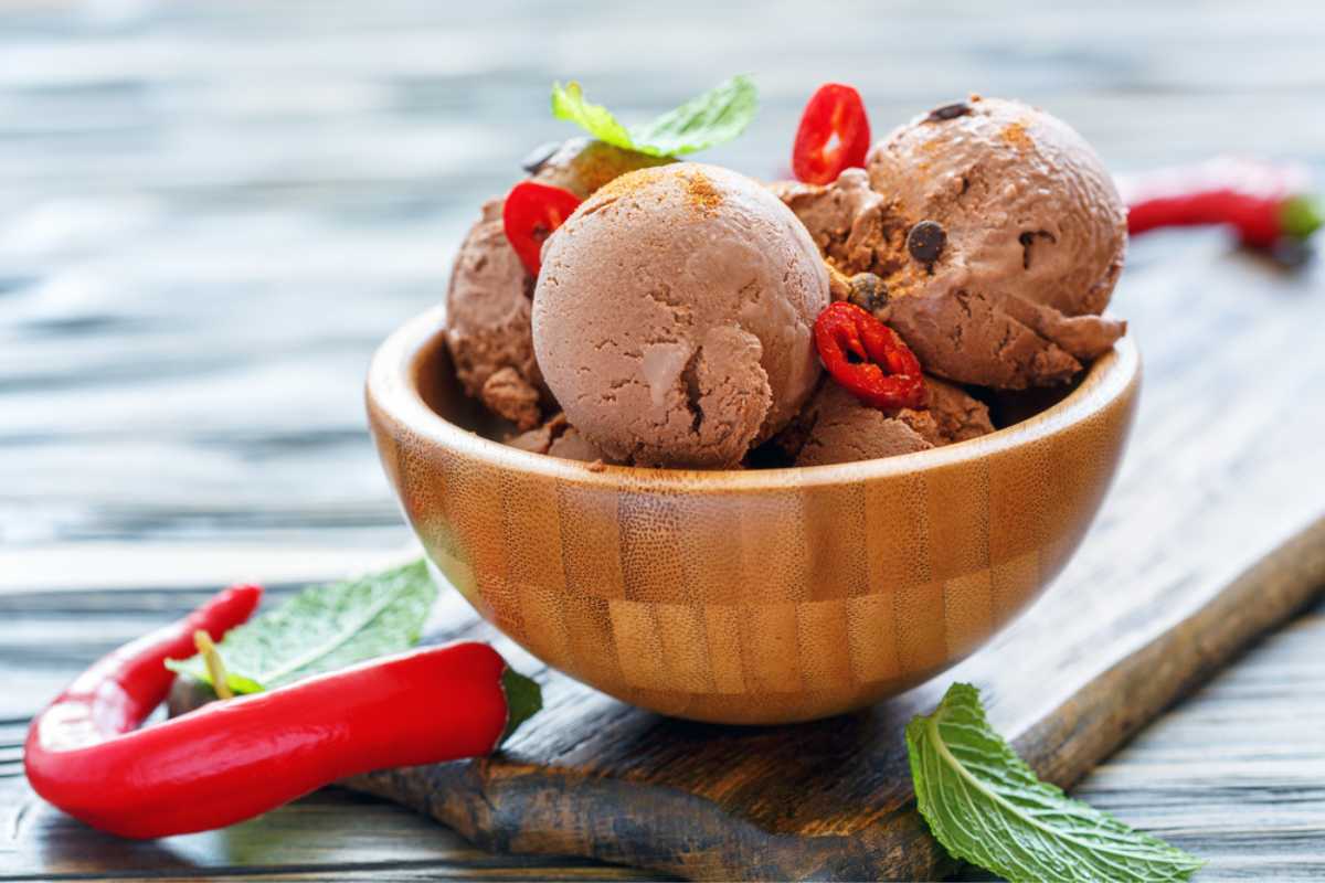 木制碗辣椒巧克力冰淇淋。