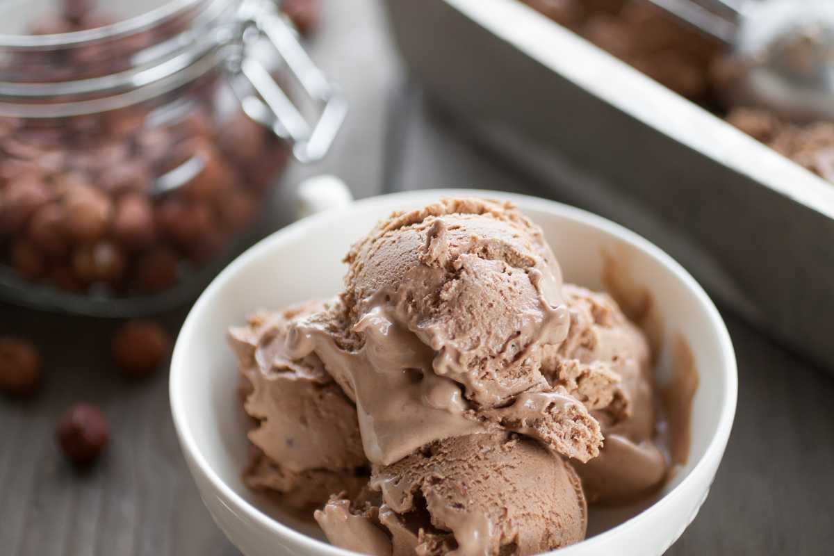 特写镜头的美味的巧克力榛子冰淇淋。
