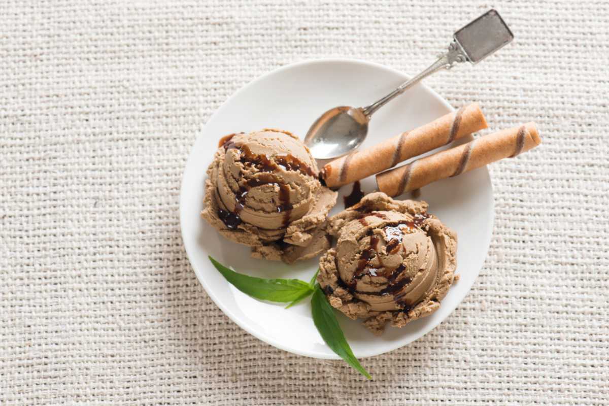 巧克力摩卡冰淇淋放在一个白盘子里。