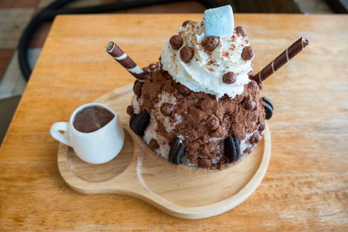 顶视图的甜蜜的奥利奥巧克力冰淇淋。