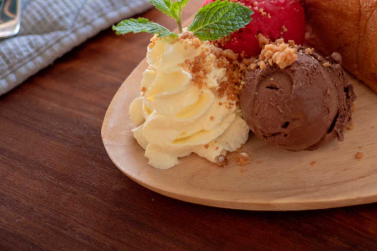 巧克力和奶油蜂蜜冰淇淋木制板。