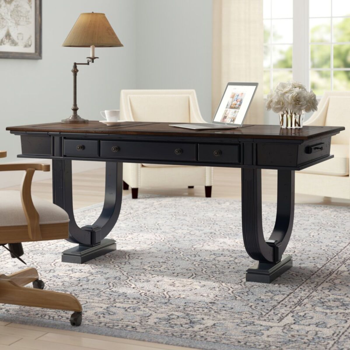 华丽的木制写字台在舒适的家庭办公室由Hekman家具