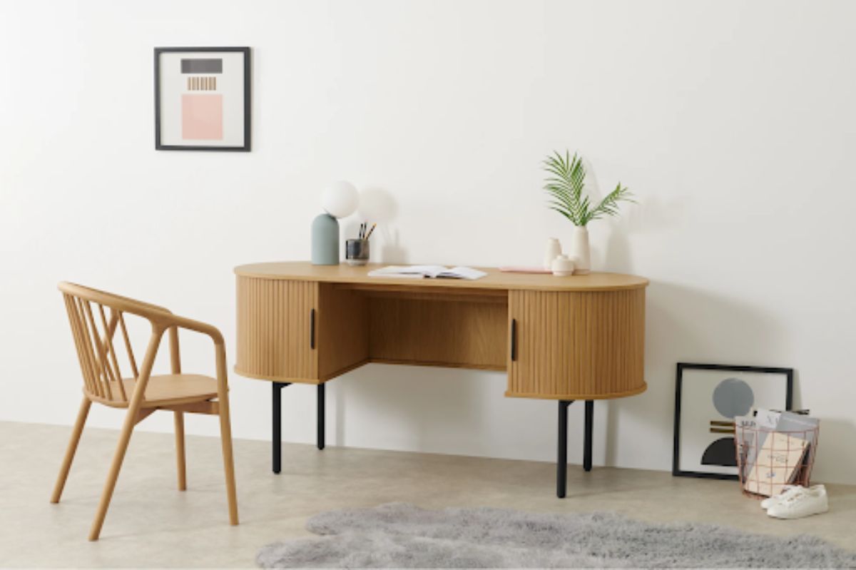 由made Furniture制作的房间里有漂亮的木制椭圆形桌子