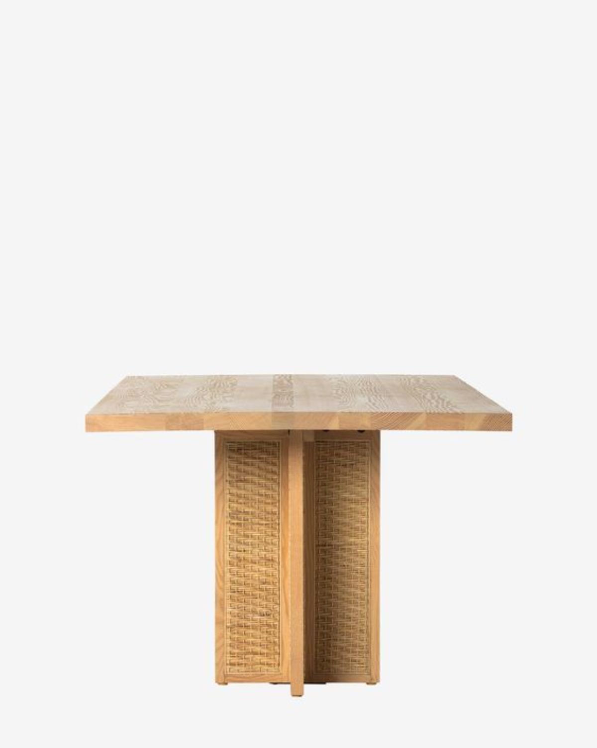 由McGee公司制作的白色背景木制餐桌令人惊叹