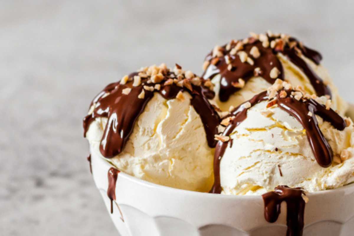 牛奶巧克力椰子冰淇淋在一个白色的小碗。