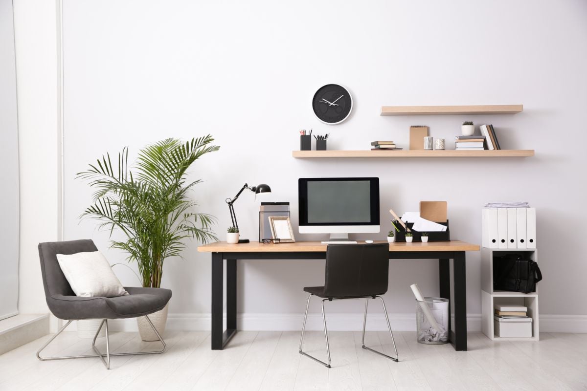 令人敬畏的家庭办公室设置完整的办公桌，椅子和架子