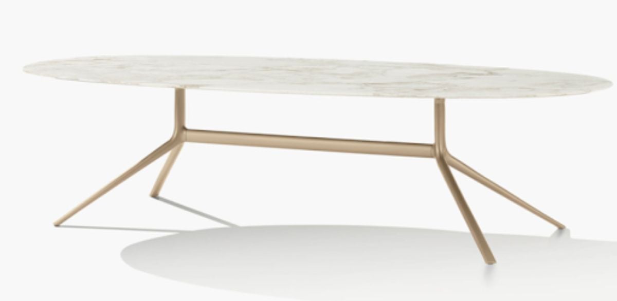 由Poliform制作的白色背景的华丽光滑和现代餐桌
