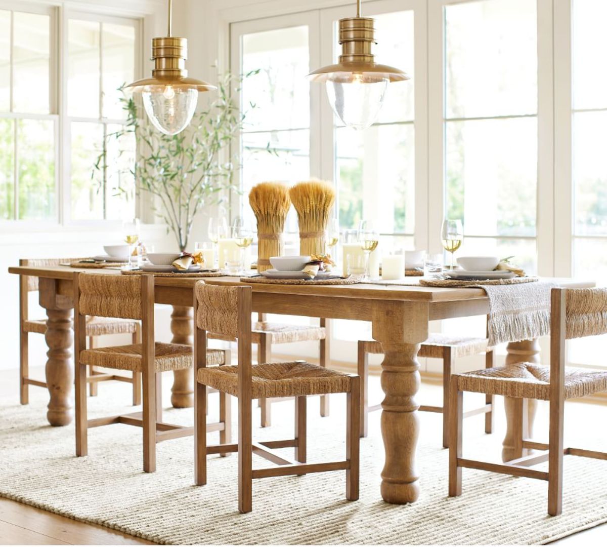 阳光充足的厨房桌子设置在木材和大窗户由陶器谷仓