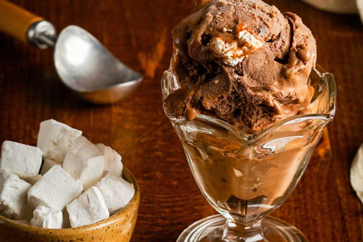 在玻璃坎坷巧克力冰淇淋。