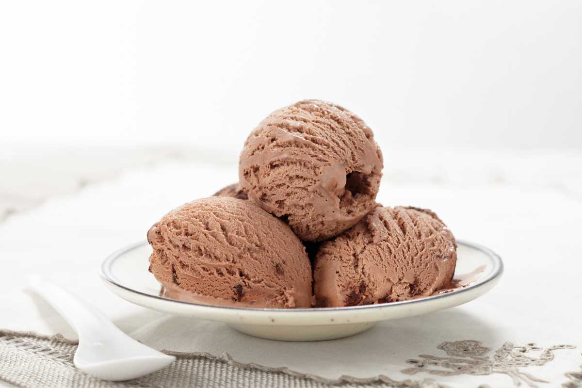 在白色背景Ultra-Creamy巧克力冰淇淋。