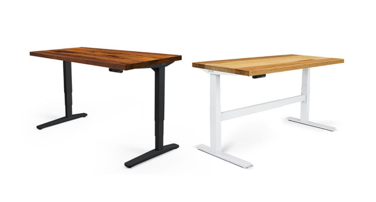 两张白色背景的木制站立式办公桌，由Uplift家具制作