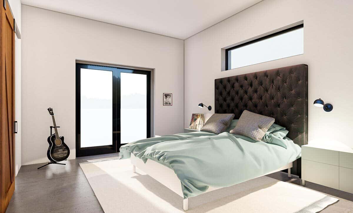 主卧室设有室外通道和带皮革簇绒床头板的平台床。