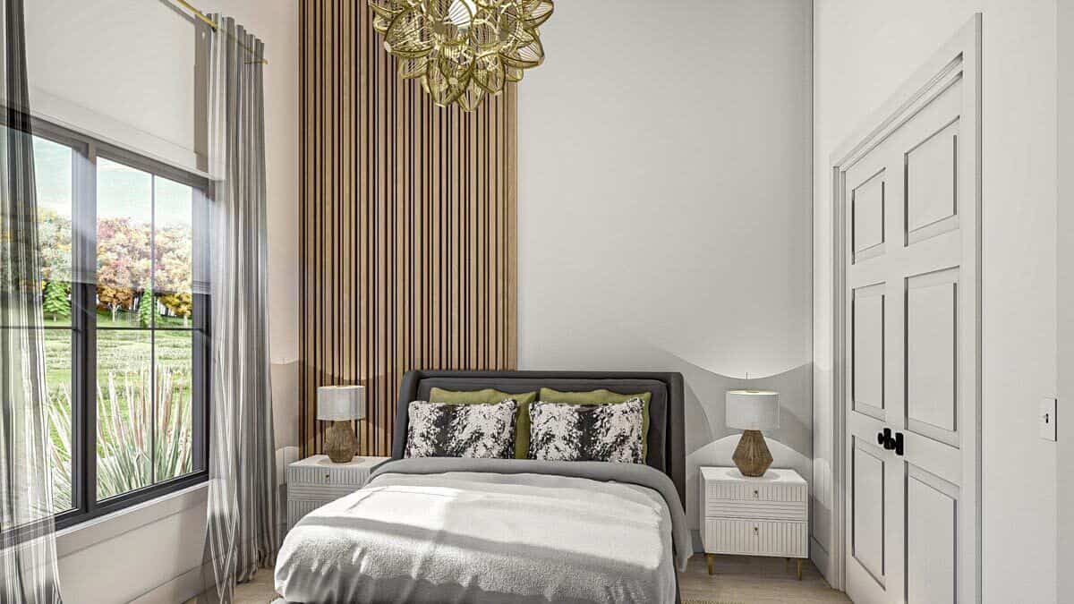 这间卧室有一张舒适的软垫床，一盏华丽的黄铜吊灯，和大窗户，让自然光线进来。