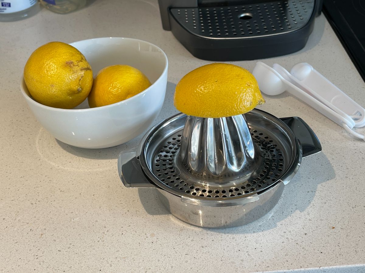用手动榨汁机榨柠檬