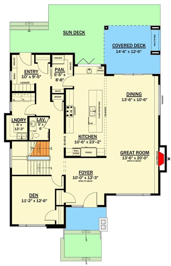 两层现代5卧室草原住宅的主平面平面图，设有门厅，大房间，用餐区，厨房，书房，洗衣房和部分覆盖的甲板。