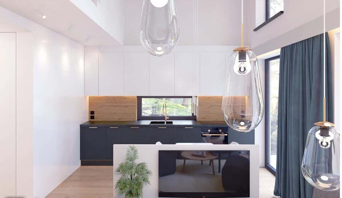 厨房以对比鲜明的橱柜和高高的天花板为特色。