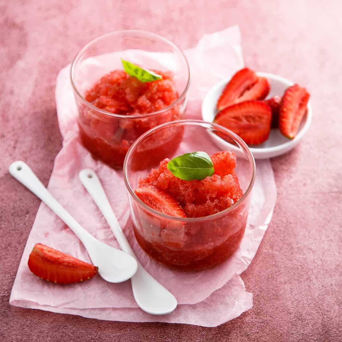 最简单和最好的草莓和西瓜冰沙
