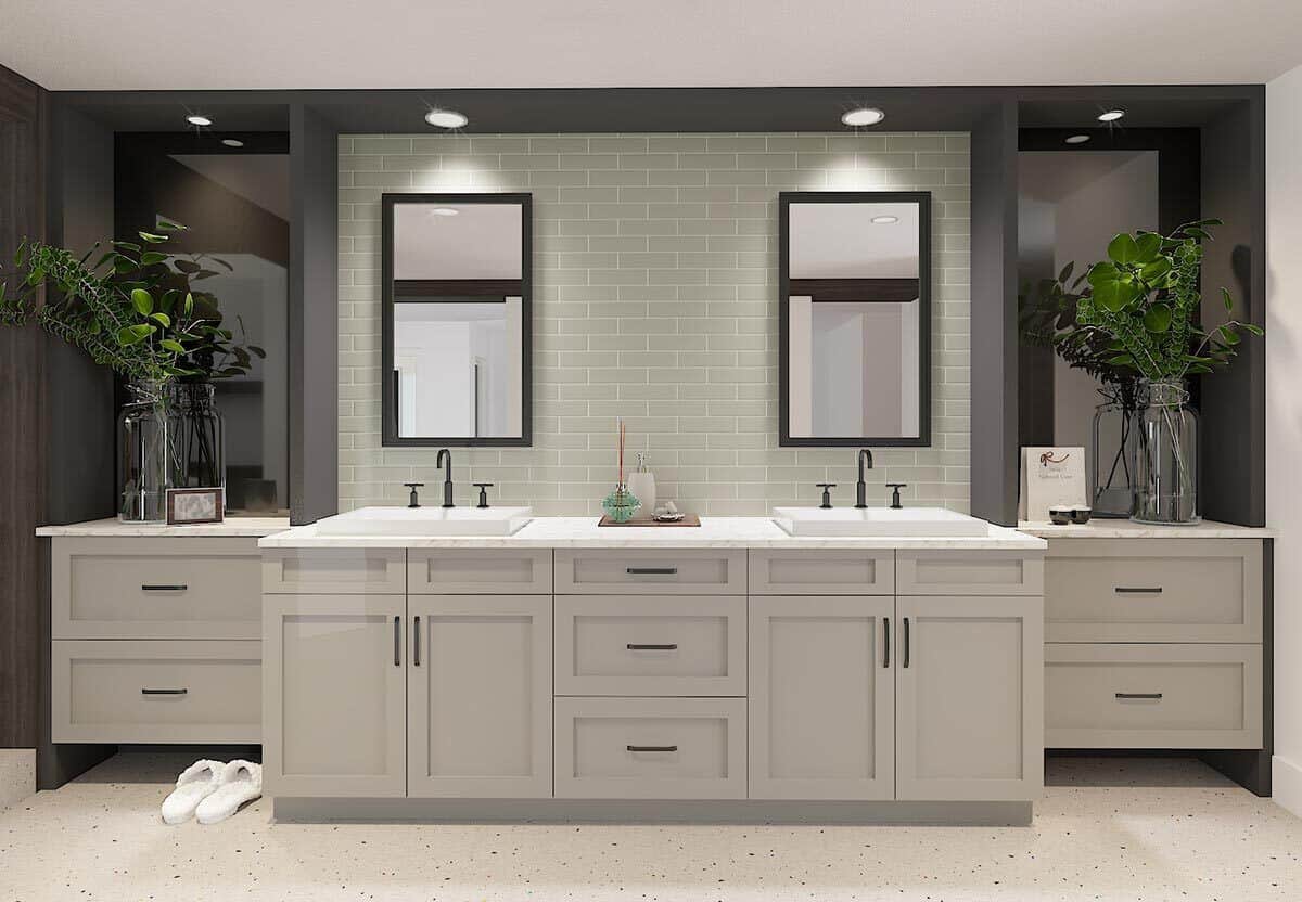 主浴室有一个白色梳妆台，配有双水槽、大理石柜台、锻铁固定装置和镜框镜子。