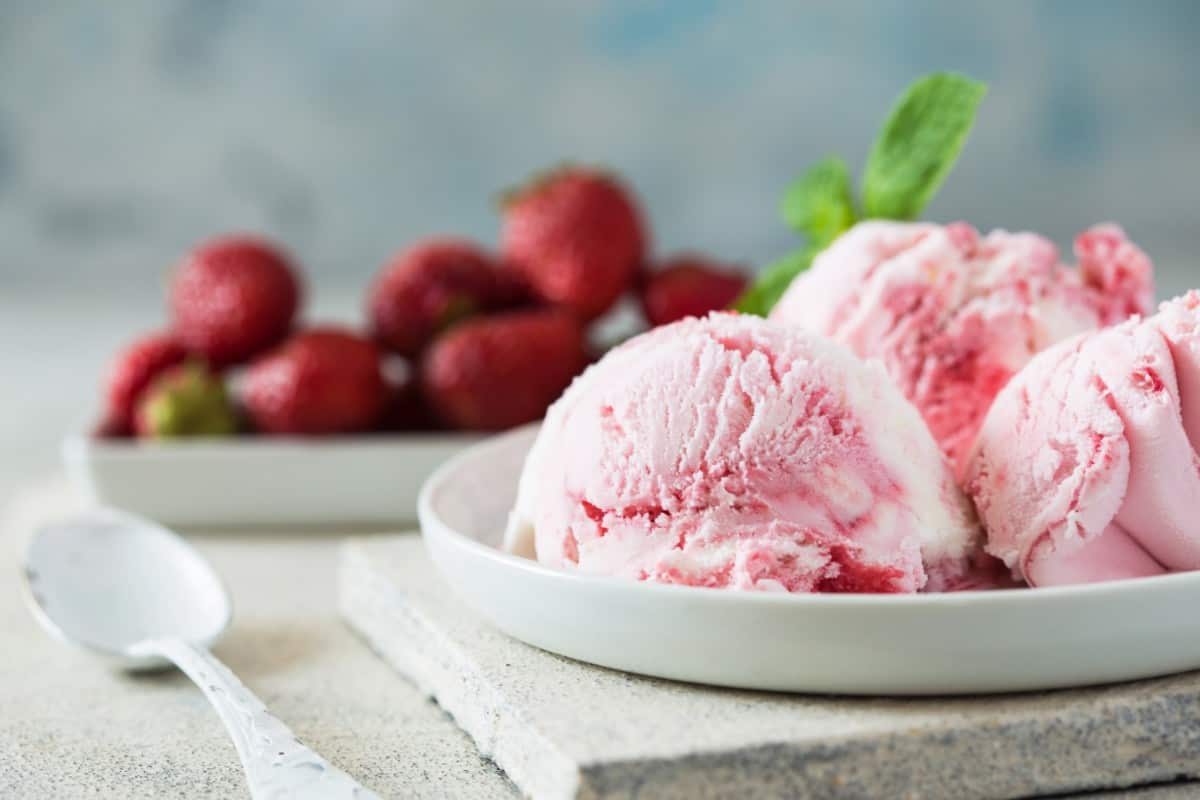 天鹅绒般的草莓冰淇淋