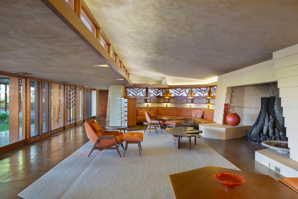 客厅，其经典的硬木内置，创造了一个世纪中叶的完美。图片来自Toptenrealestatedeals.com