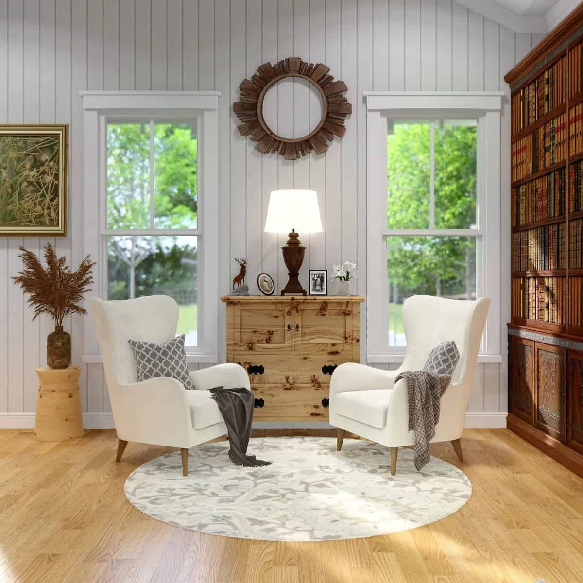 客厅里有白色的翼背椅，一个嵌壁式书柜，一张木桌，上面有台灯和各种装饰品。