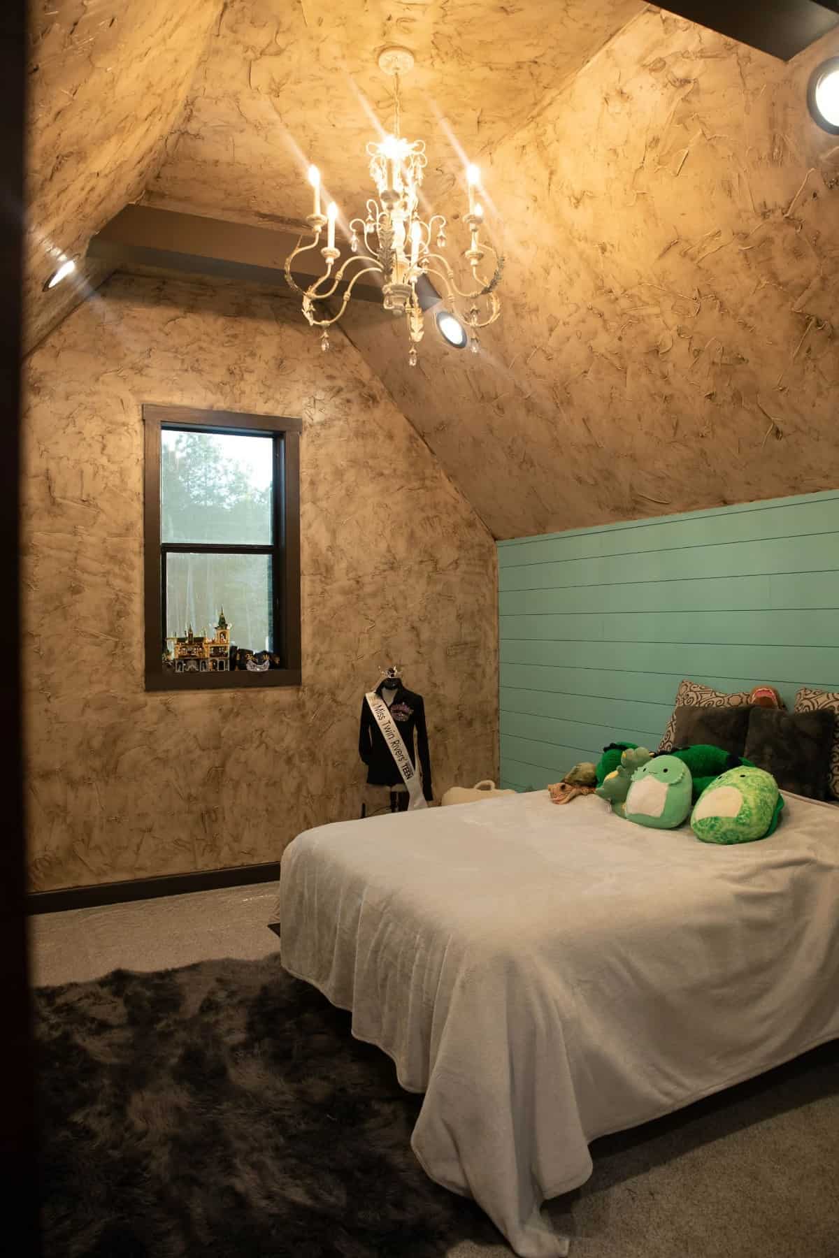 这间卧室铺着地毯，有拱形天花板，还有一面绿色的墙。