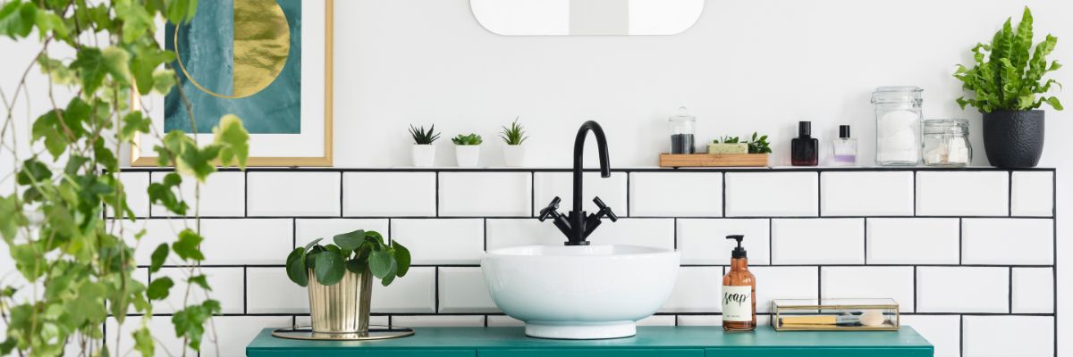 华丽的瓷砖浴室，小安装白色水槽和植物