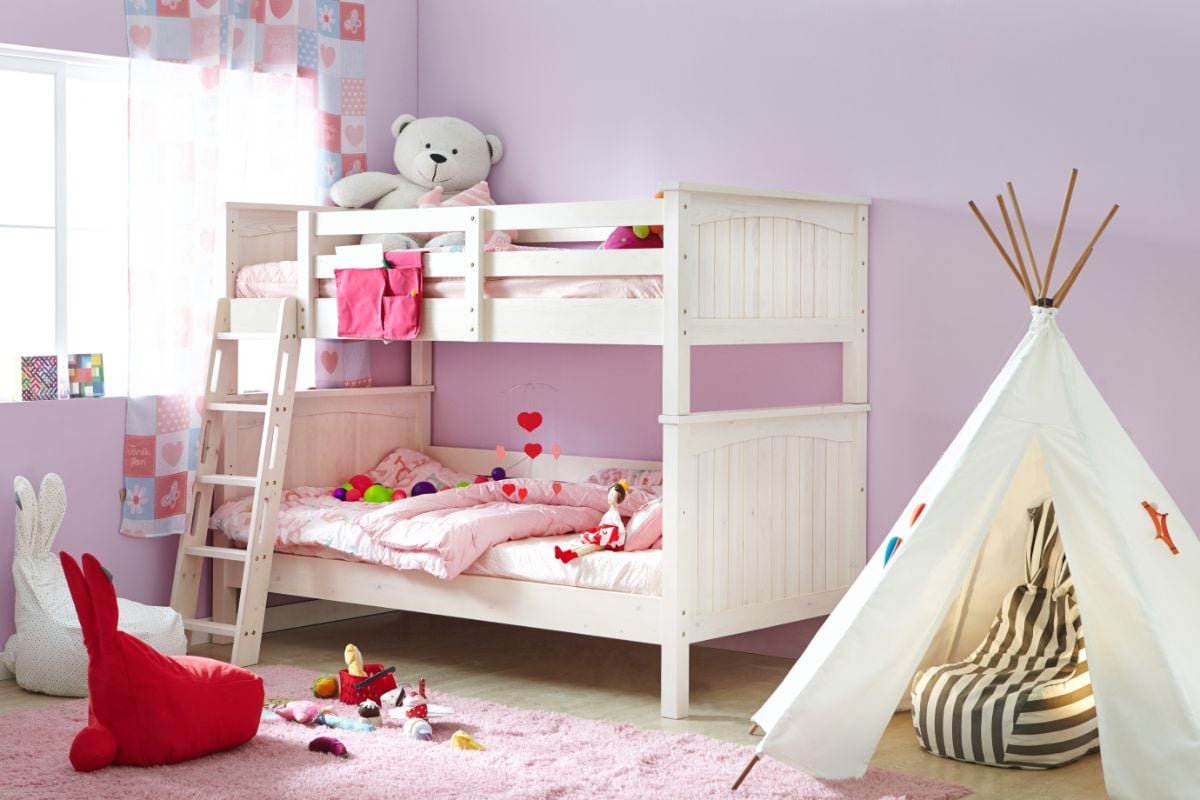 可爱的儿童房配有双层床和提皮堡