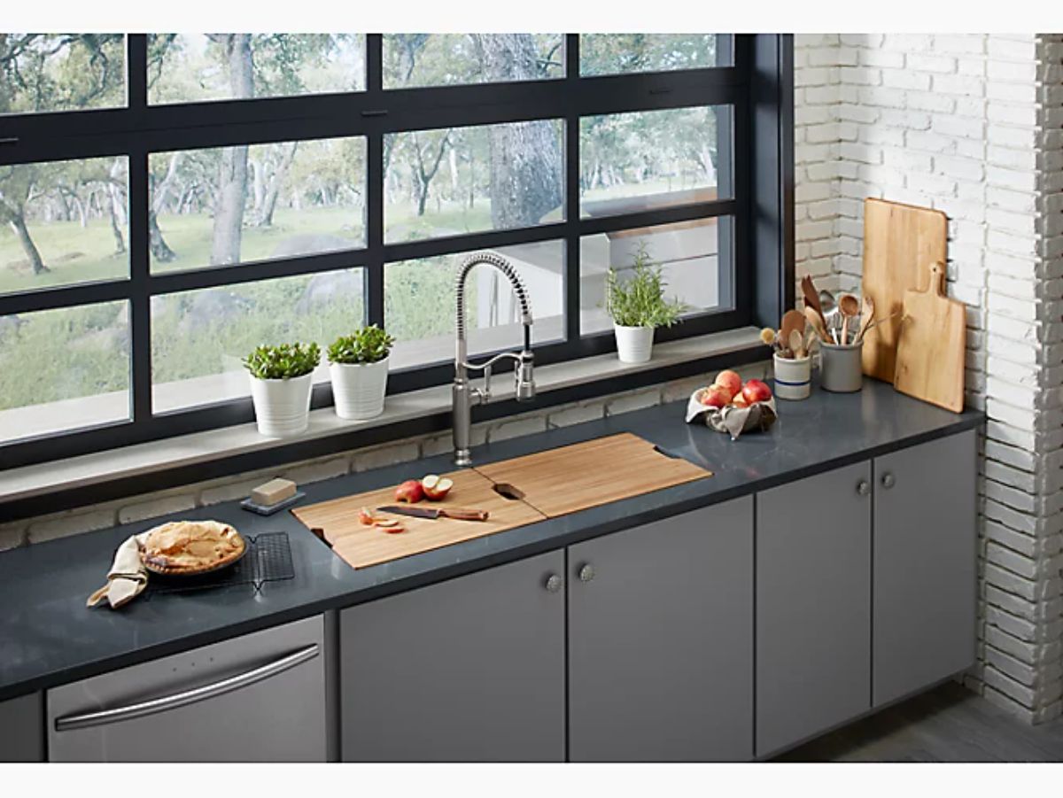 神奇的厨房水槽，黑色台面由科勒制造