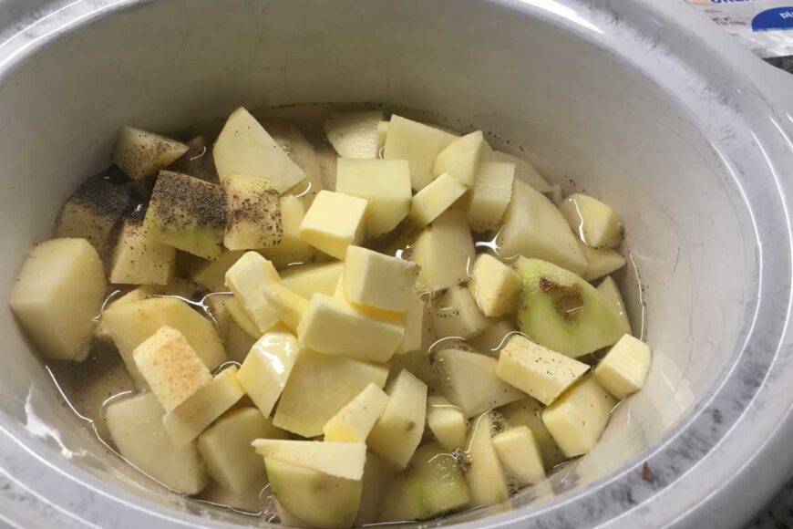 用慢炖锅切土豆。