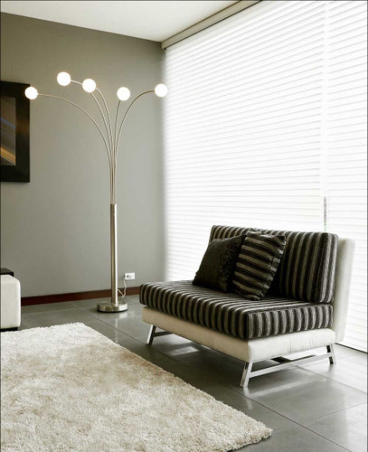 花哨的现代客厅，配有口音沙发和白色垂直百叶窗