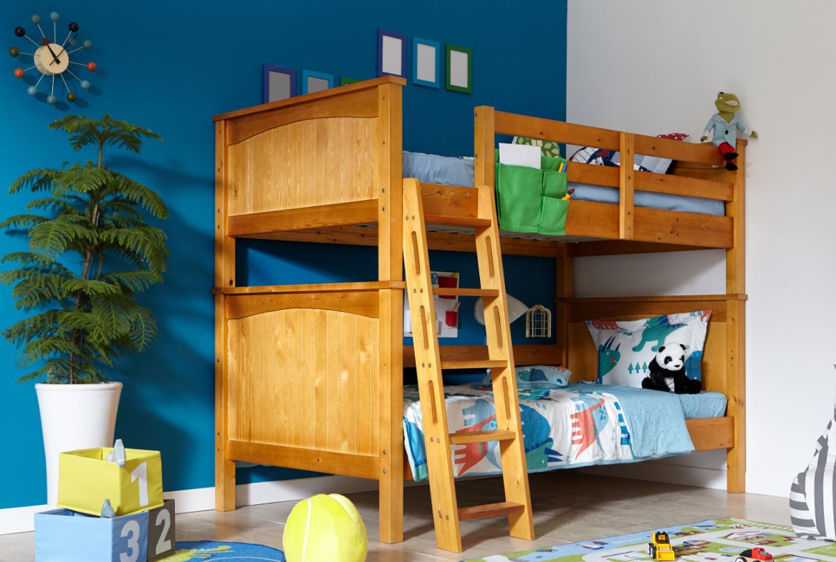 漂亮的硬木双层床在年轻的儿童房间