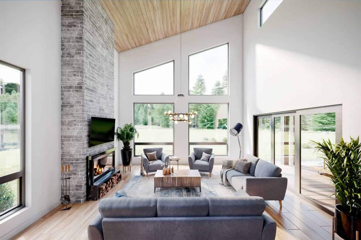 客厅里有灰色的座椅，一座砖砌壁炉，高耸的棚顶覆盖着木板。