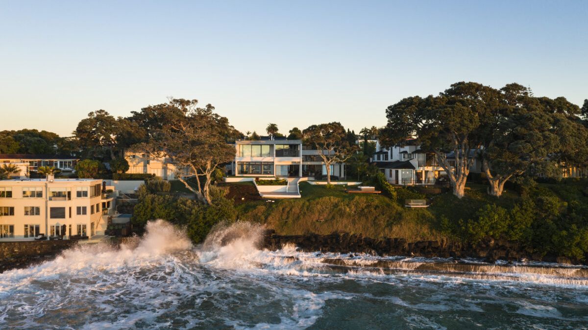 一个遥远的悬崖边上的房子,坐落在悬崖顶上,展示海洋vista和清爽的海风。