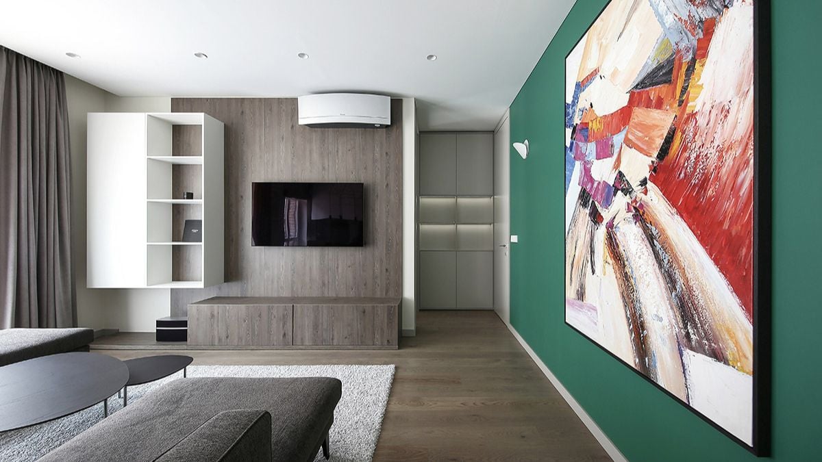 从公寓的另一个角度可以看到客厅和挂着一件艺术品的绿色墙壁。