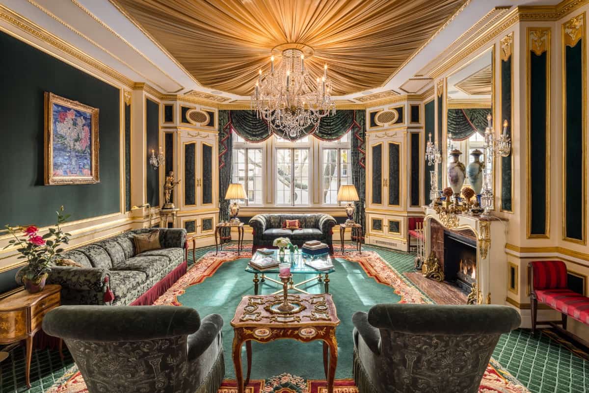 客厅有镀金镶板和令人惊叹的天花板，装饰着意大利水晶吊灯。