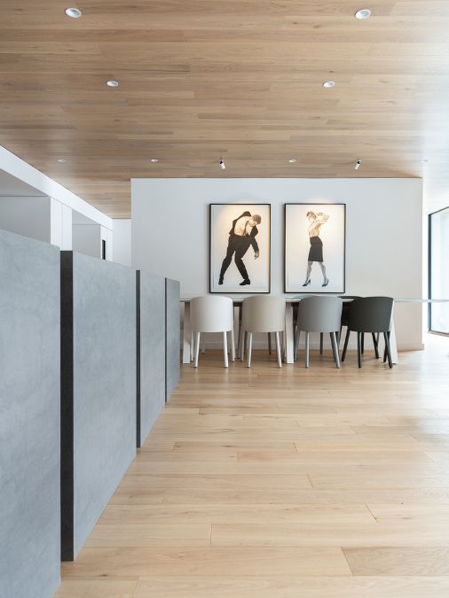 从客厅拍摄的室内照片，展示了挂在墙上的两幅画廊风格的照片，创造了画廊般的氛围。