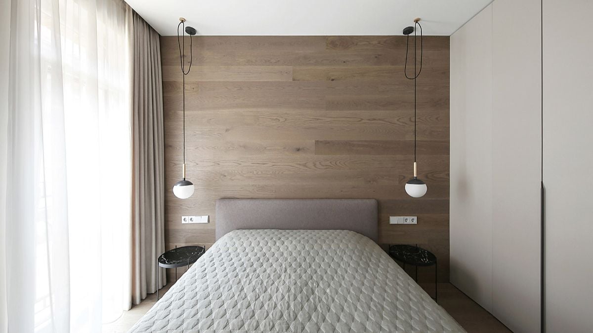 卧室的颜色很柔和，木板和别致的黑色灯使墙壁活跃起来。