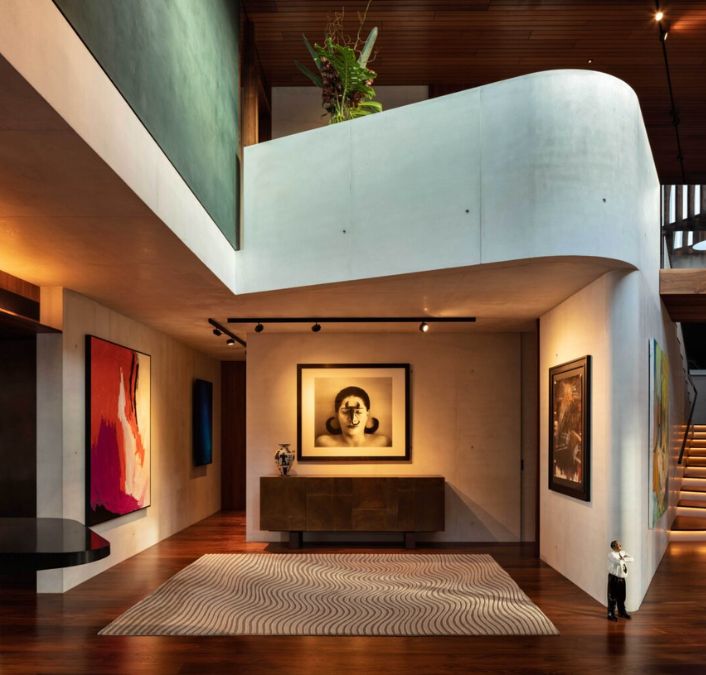 悬崖边上的房子的照片的艺术画廊,展示一个巨大的收集新西兰和国际著名的艺术品的艺术家。