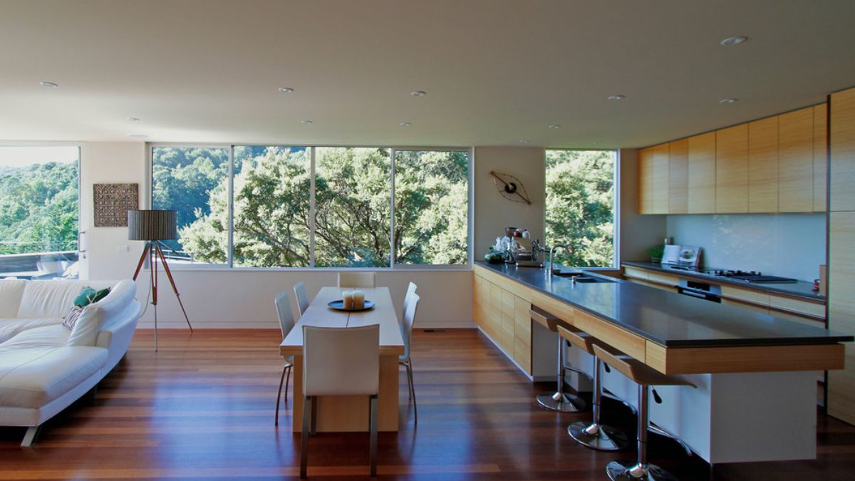 室内拍摄强调充足的厨房面积,以突出长厨房岛,并提供自然光通过大玻璃窗,烹饪时提供一个风景如画的观点。