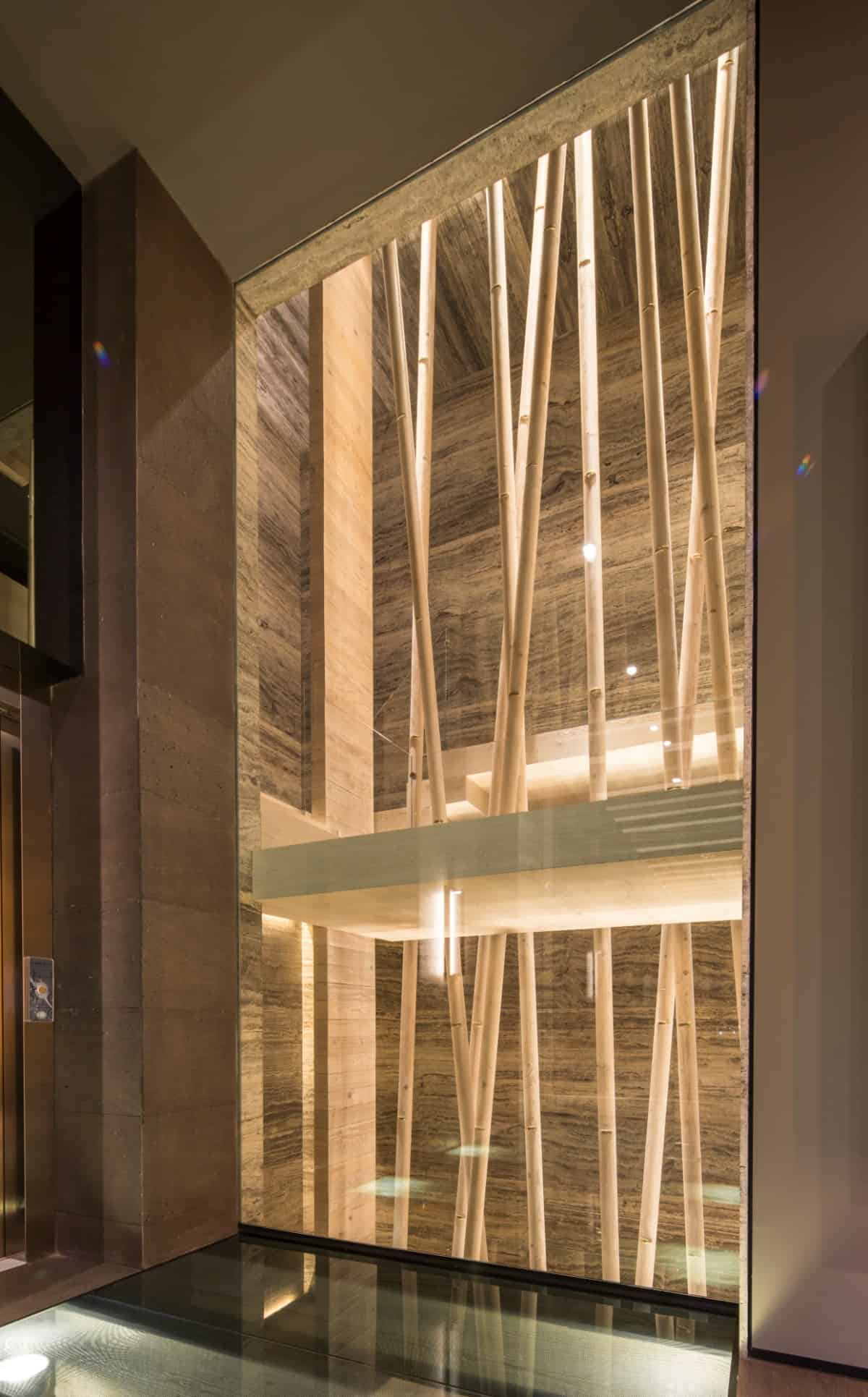 电梯用高大的木梁和无框玻璃板装饰。