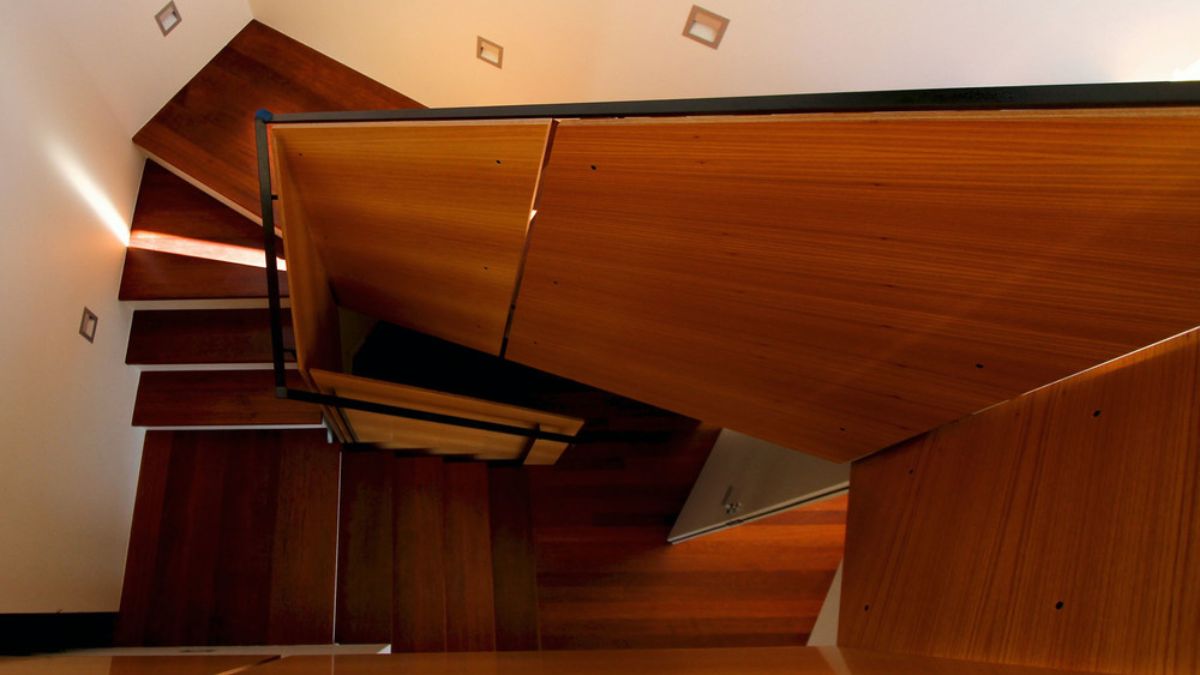 详细的木制楼梯,突显出在其设计复杂的工艺和对细节的关注。黑色栏杆添加一个现代和优雅的触摸,补充的整体审美空间。
