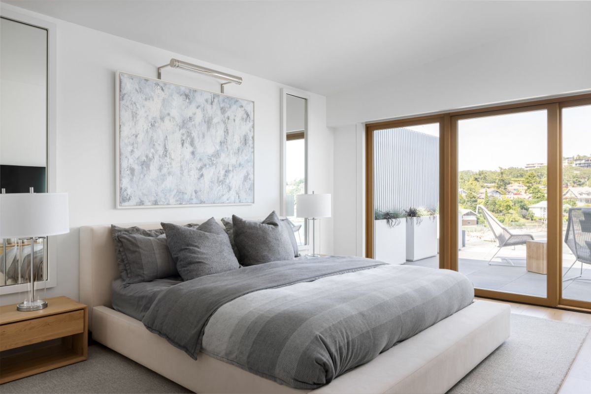简约设计的现代卧室营造出舒适的氛围。