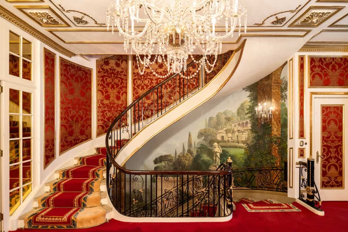 复杂的栏杆和优雅的红地毯装饰着旋转楼梯。