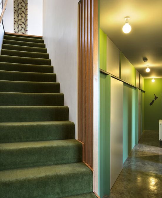 楼梯的特写照片从底部到顶部,在通道导致其他房间可见。