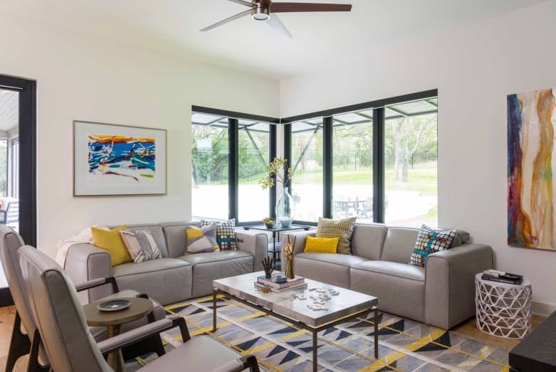 家庭房间,真皮座椅,金属的咖啡桌,角落里可以俯瞰后院。