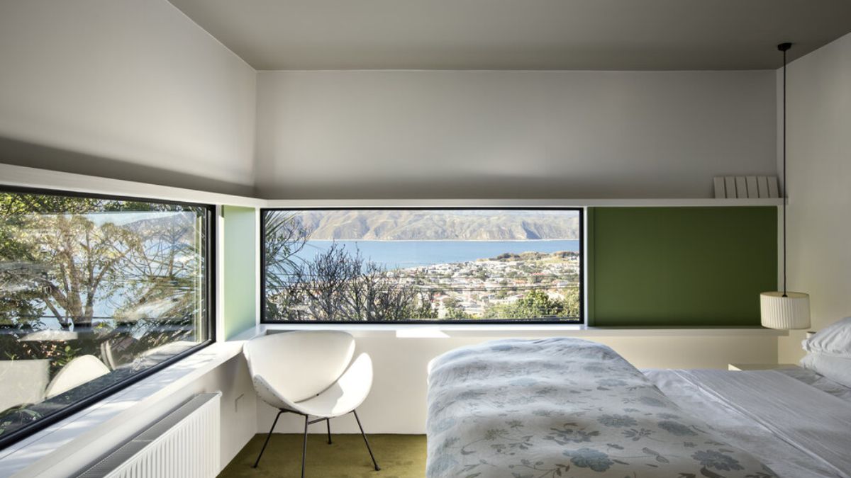 室内居室的照片有一个透明的玻璃墙,让自然光线涌入,并提供从房间内景色如画。