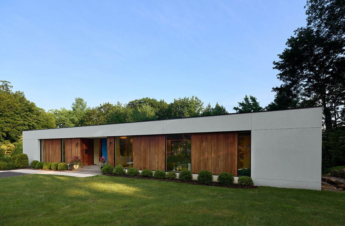 一个长方形的房子设计与维护良好的景观。