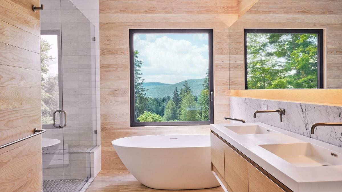 完整的浴室是一个极简主义者还对周围环境的看法。